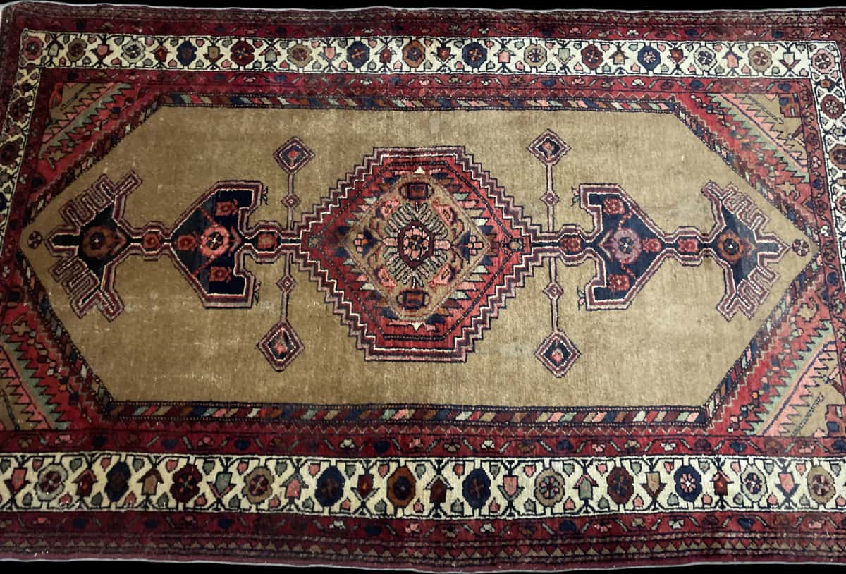 Persian rug of Hamadan style in dimensions 224 centimeters length by 135 centimeters width with mainly yellow and brown colors — Perspective