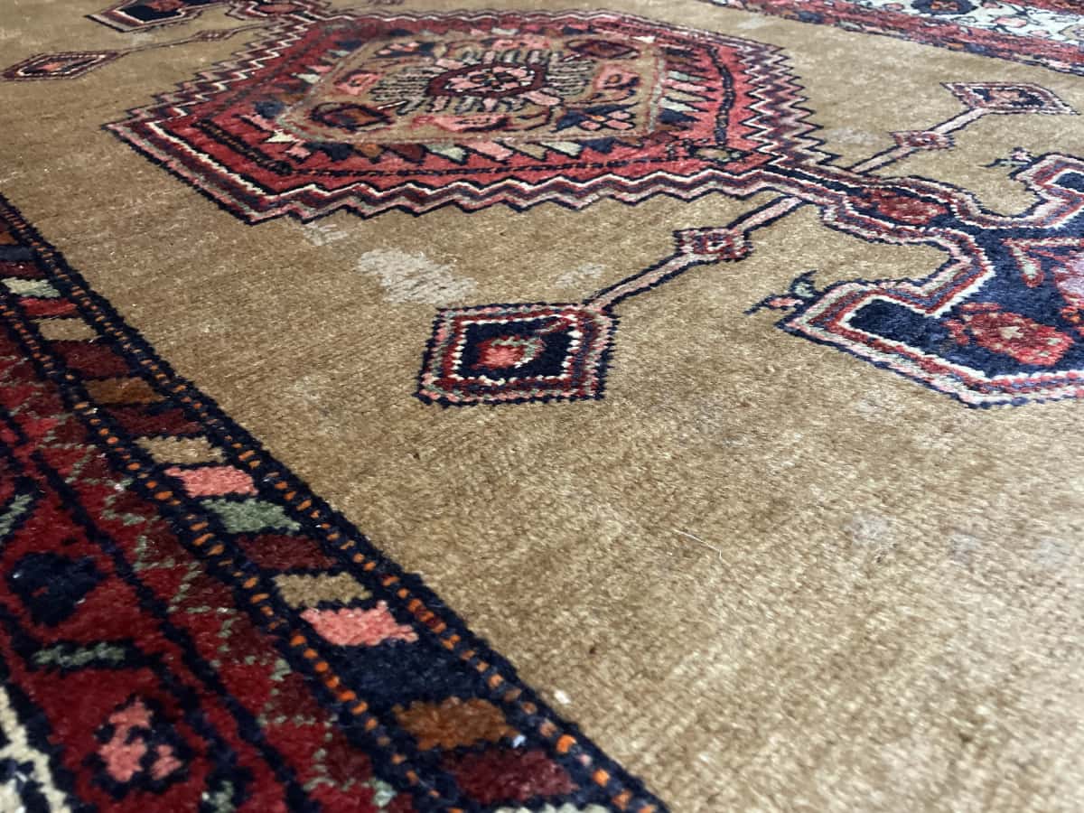 Persian rug of Hamadan style in dimensions 224 centimeters length by 135 centimeters width with mainly yellow and brown colors — Texture close-up