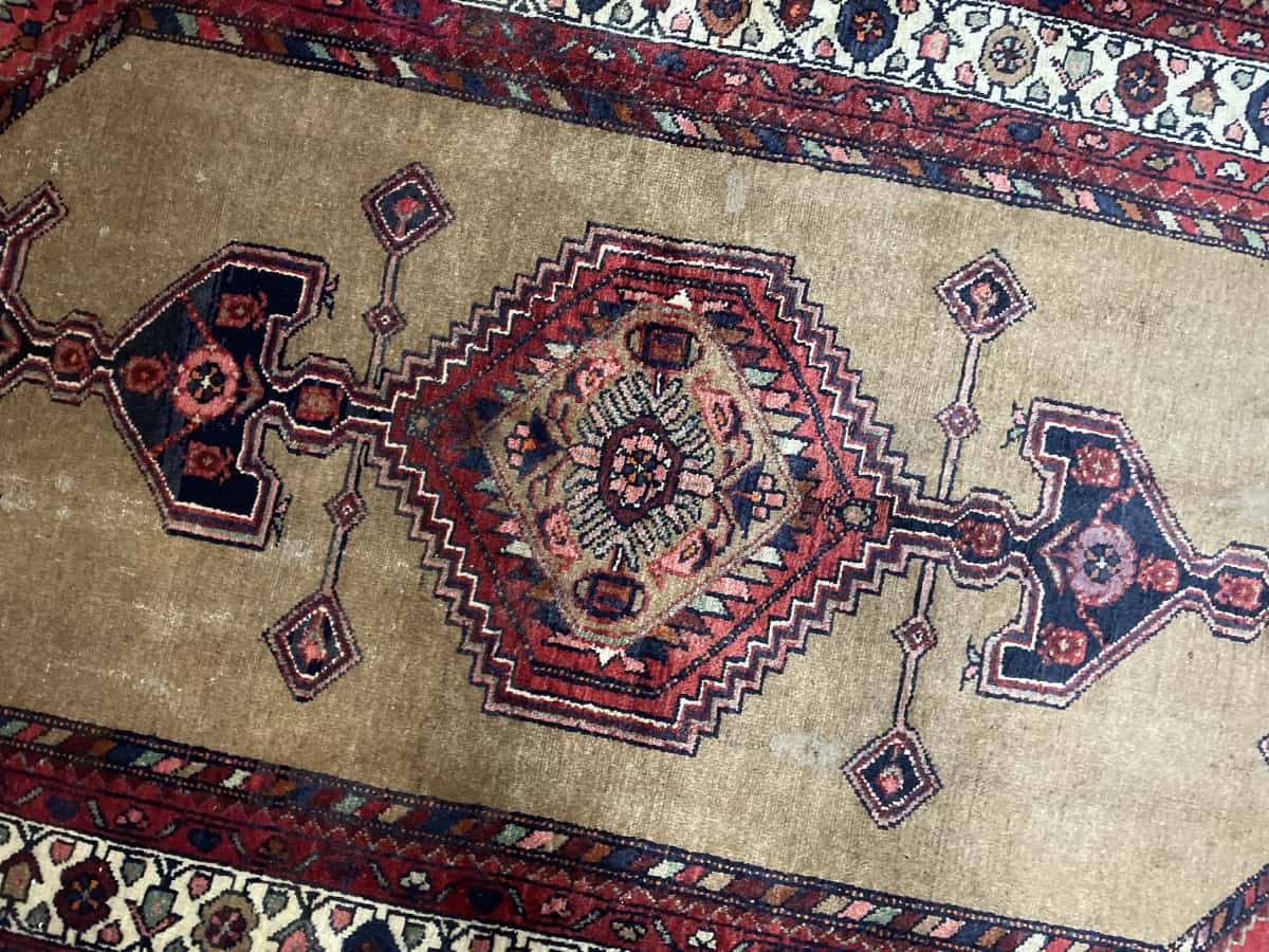 Persian rug of Hamadan style in dimensions 224 centimeters length by 135 centimeters width with mainly yellow and brown colors — Perspective