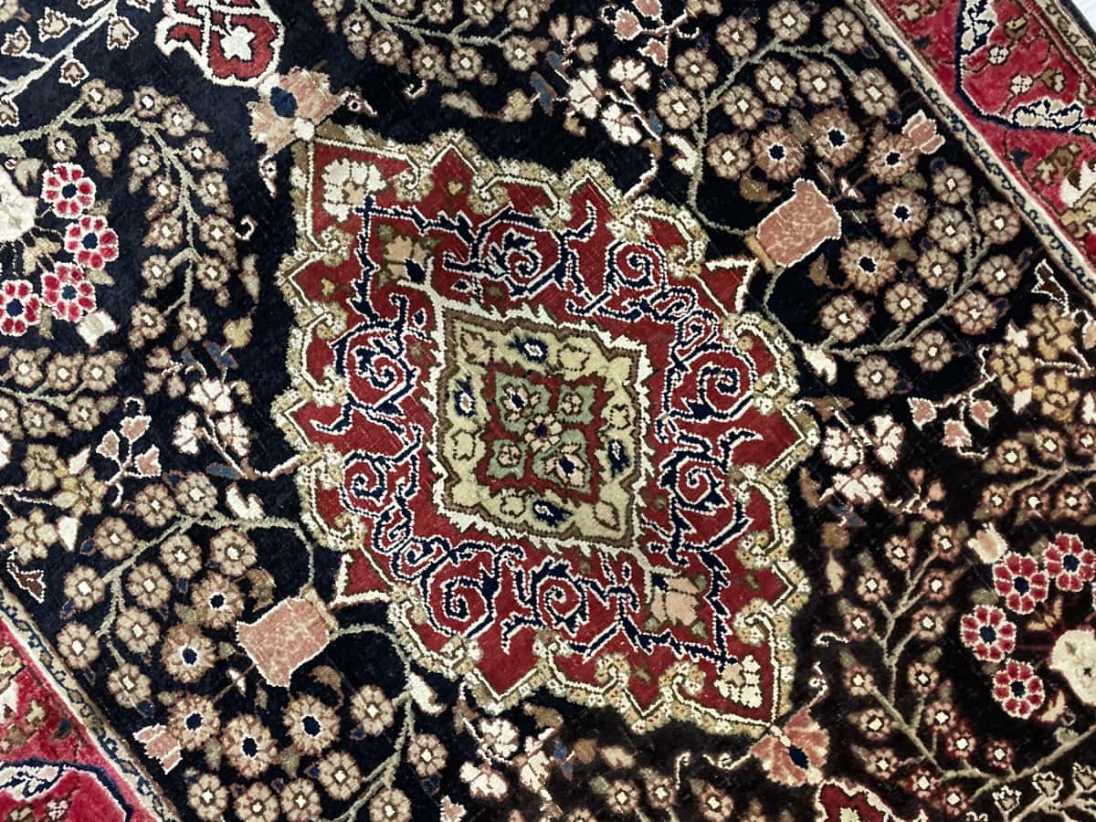 Persian rug of Sanandaj style in dimensions 183 centimeters length by 112 centimeters width with mainly black colors — Texture close-up