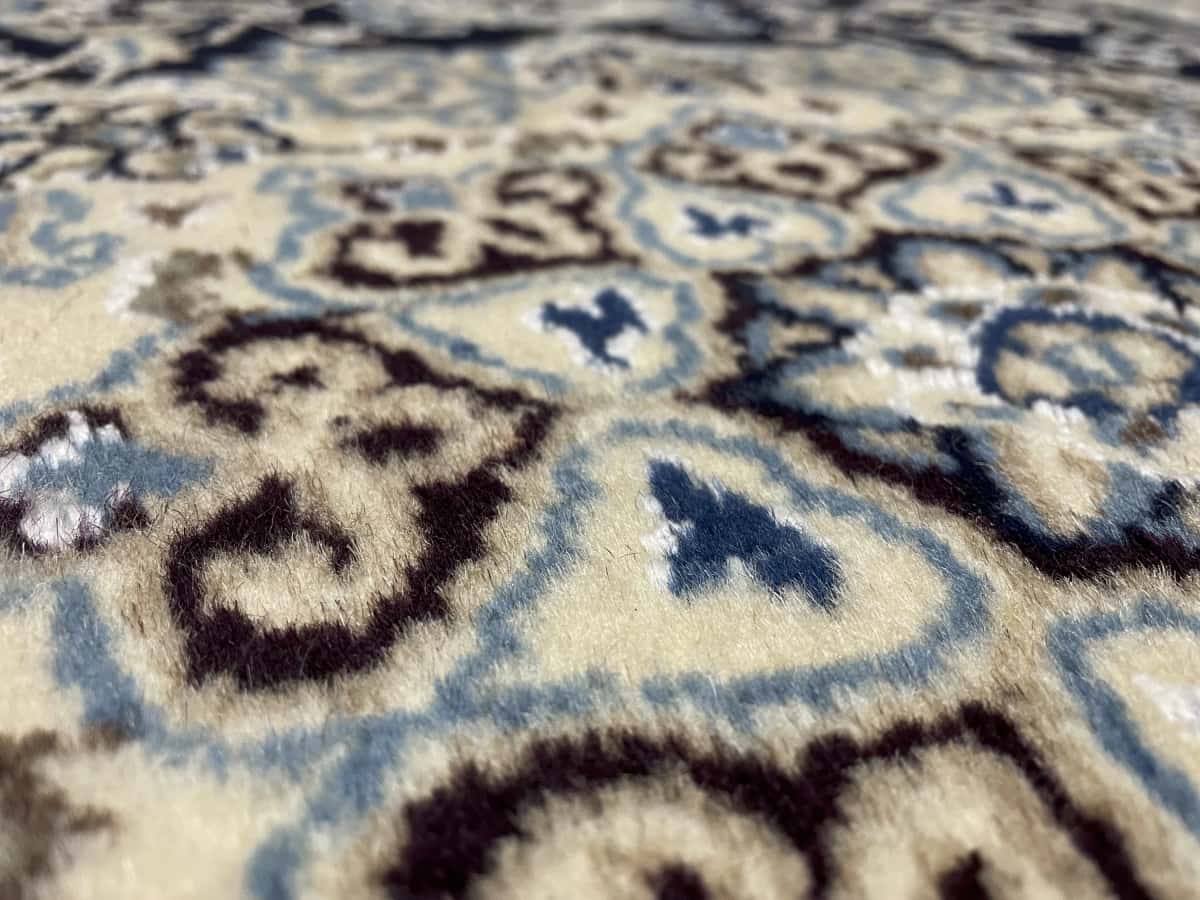 Persian rug of Nain style in dimensions 209 centimeters length by 140 centimeters width with mainly blue colors — Texture close-up