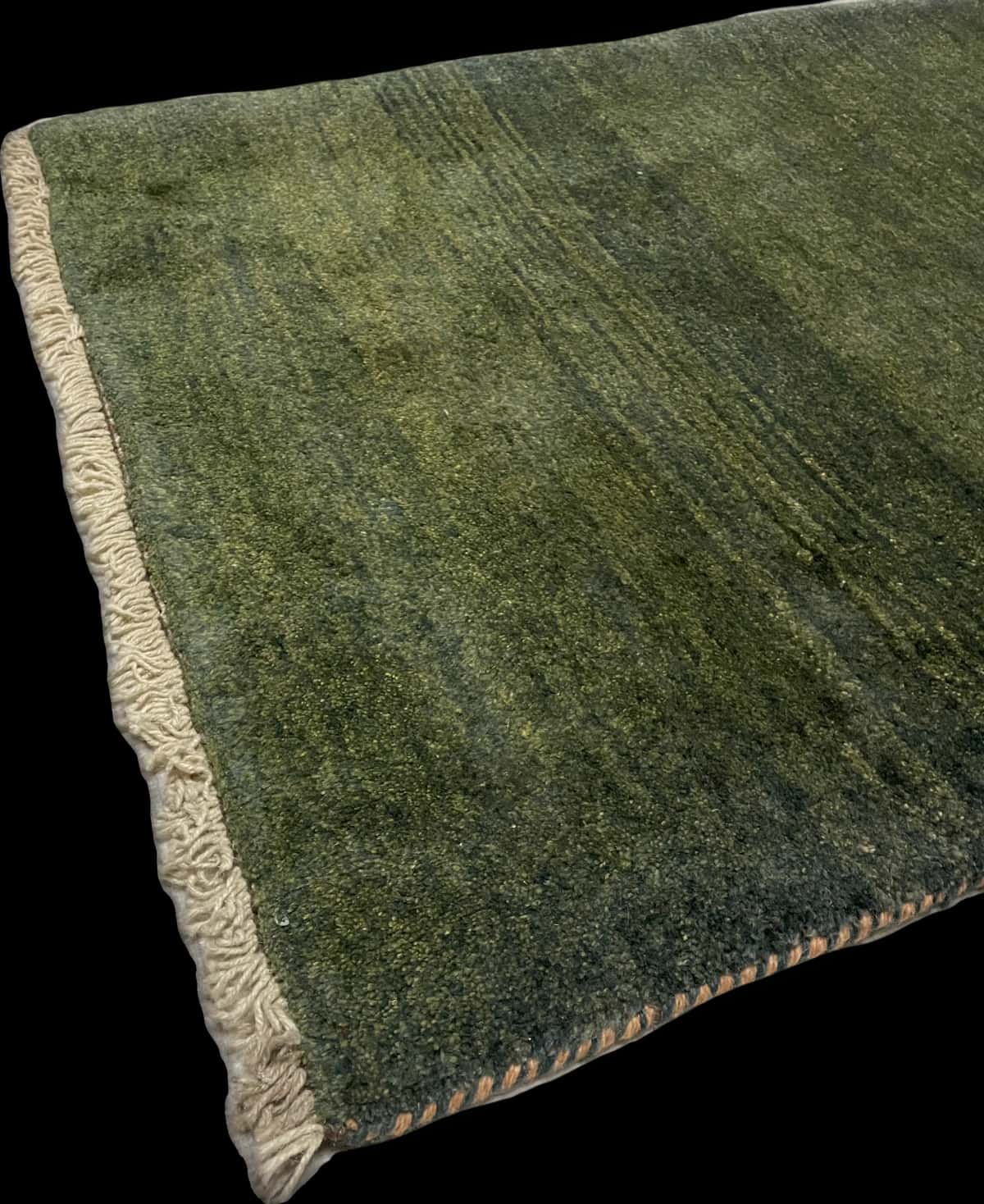 alfombra persa de estilo gabbeh en dimensiones 122 centímetros de largo por 90 centímetros de ancho con colores principalmente verde — Esquina y borde