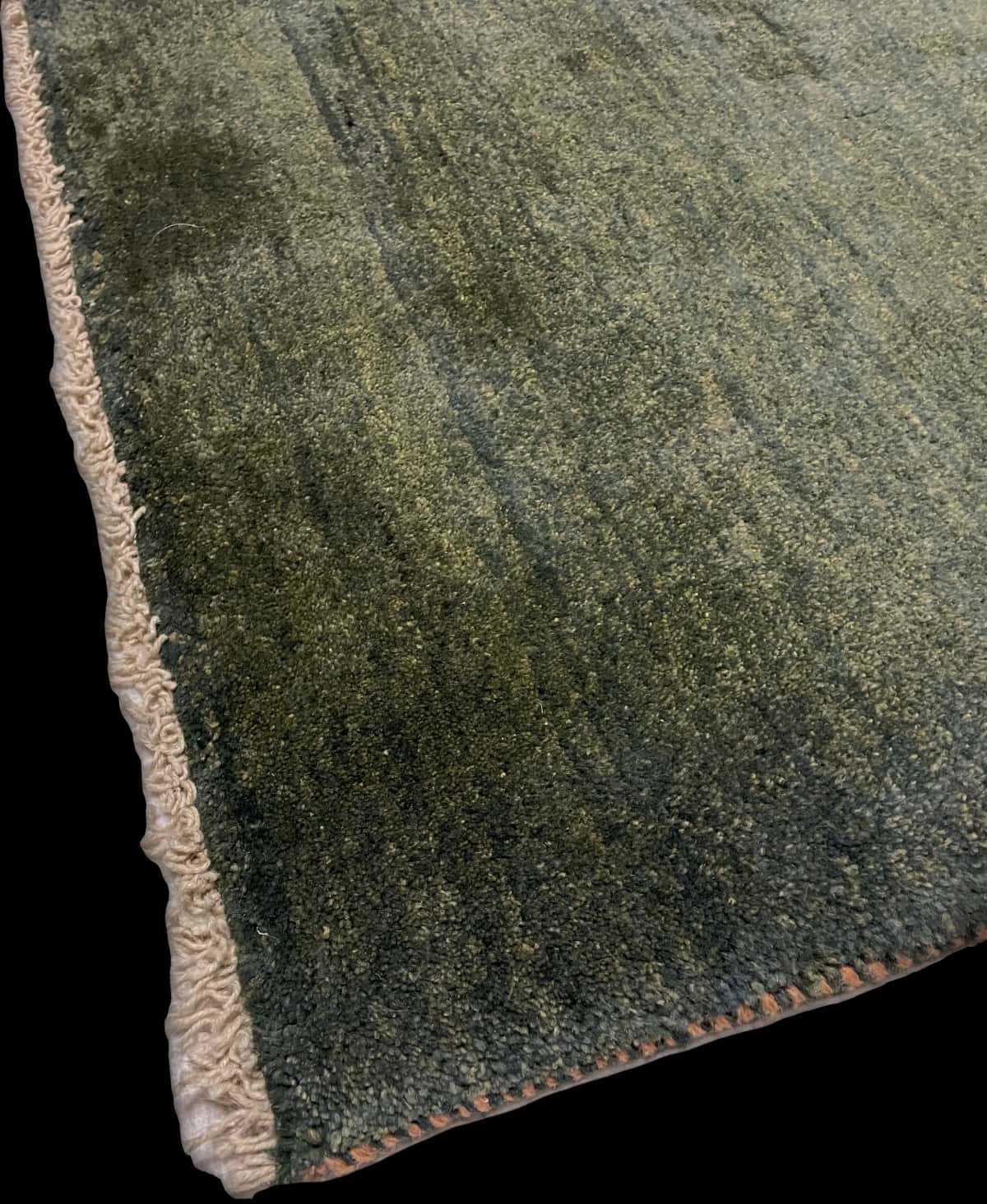 alfombra persa de estilo gabbeh en dimensiones 122 centímetros de largo por 90 centímetros de ancho con colores principalmente verde — Esquina y borde