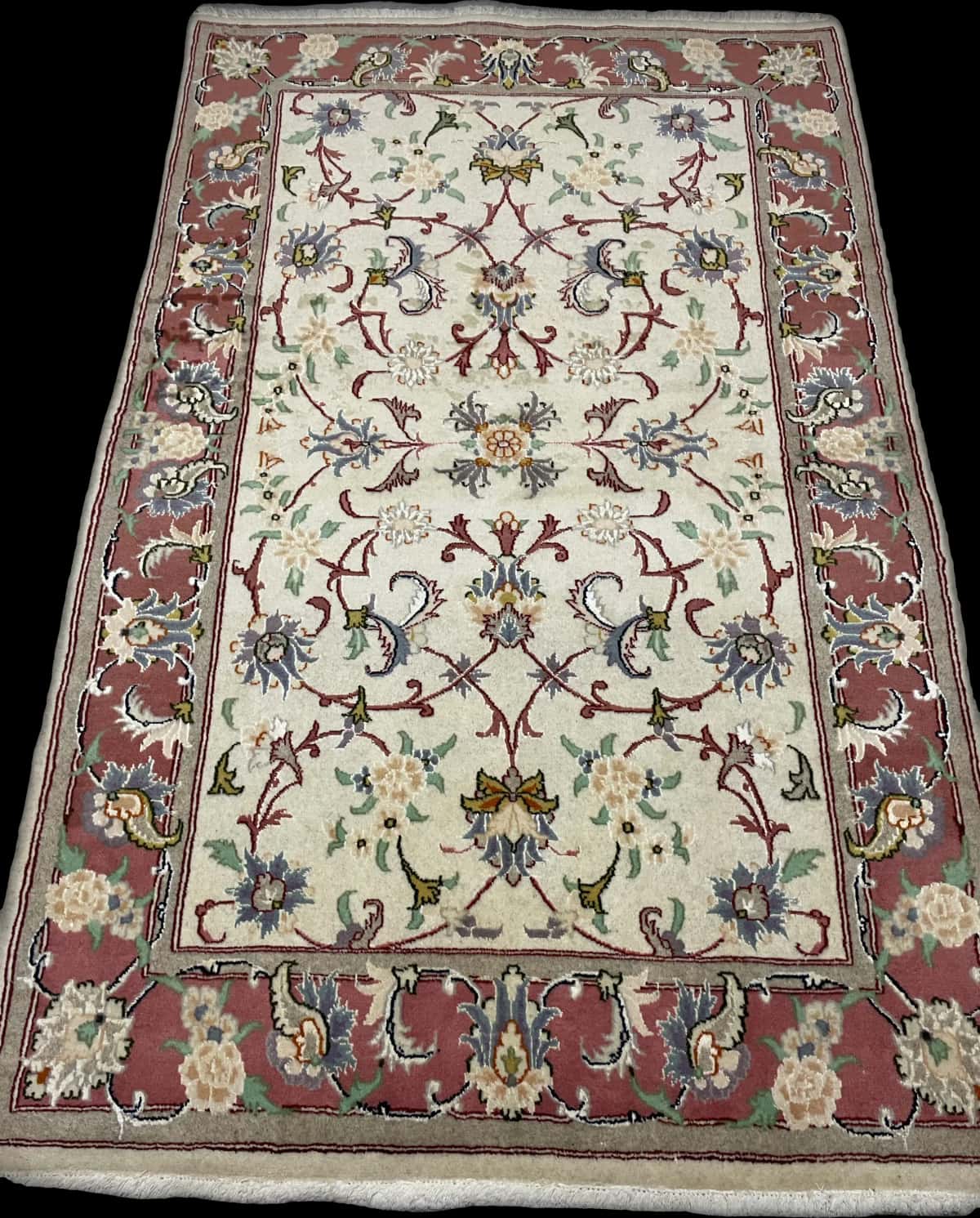 Persian rug in dimensions 195 centimeters length by 123 centimeters width with mainly beige colors — Perspective