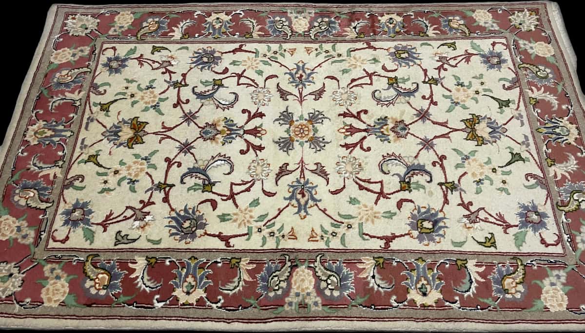 Persian rug in dimensions 195 centimeters length by 123 centimeters width with mainly beige colors — Perspective