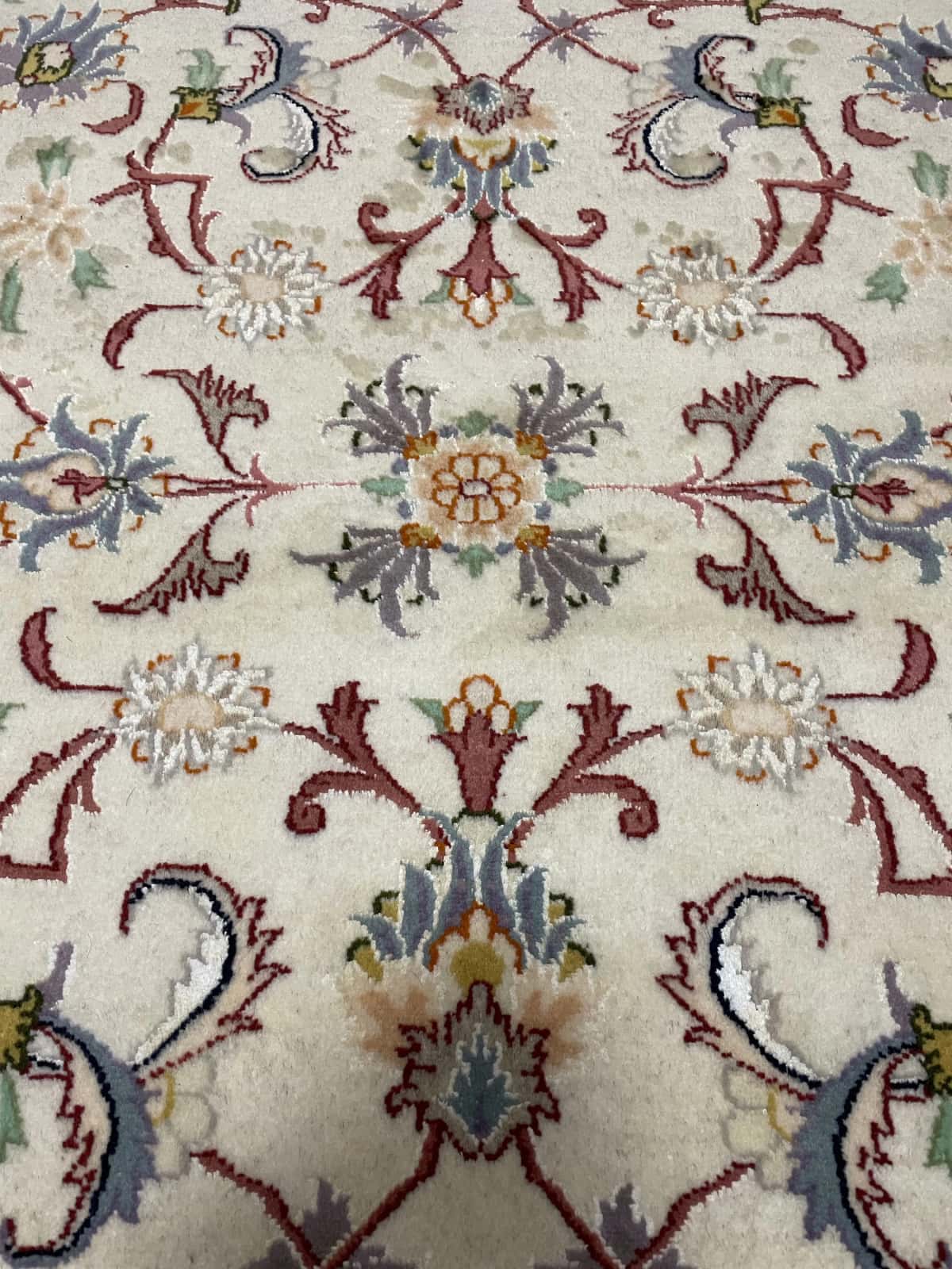 Persian rug in dimensions 195 centimeters length by 123 centimeters width with mainly beige colors — Texture close-up