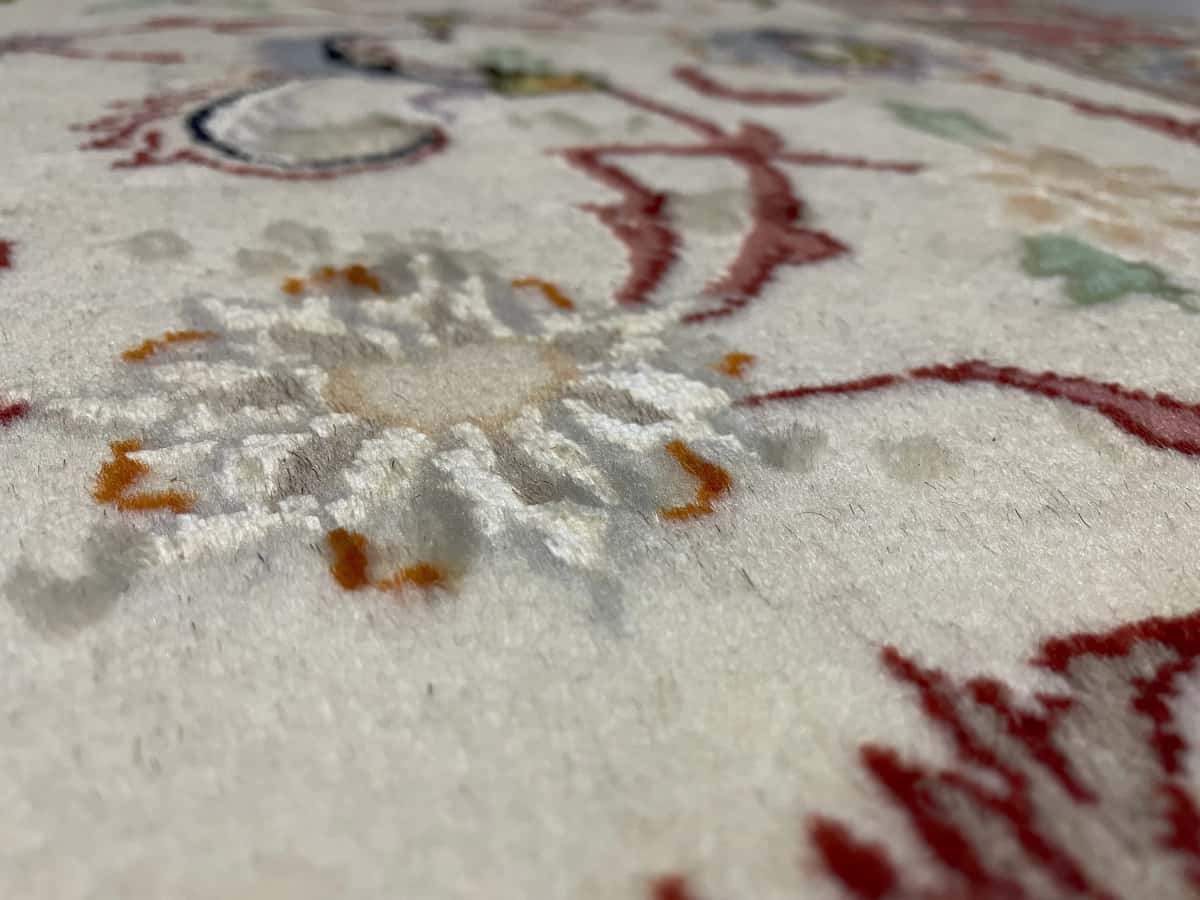 Persian rug in dimensions 195 centimeters length by 123 centimeters width with mainly beige colors — Texture close-up