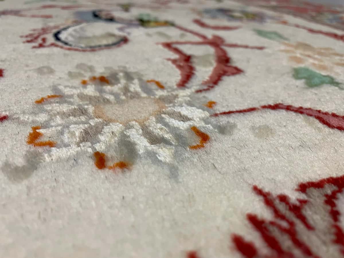 persischer Teppich im Tabriz Stil in den Maßen 195 Zentimeter Länge mal 123 Zentimeter Breite mit überwiegend beige Farben — Nahaufnahme der Textur