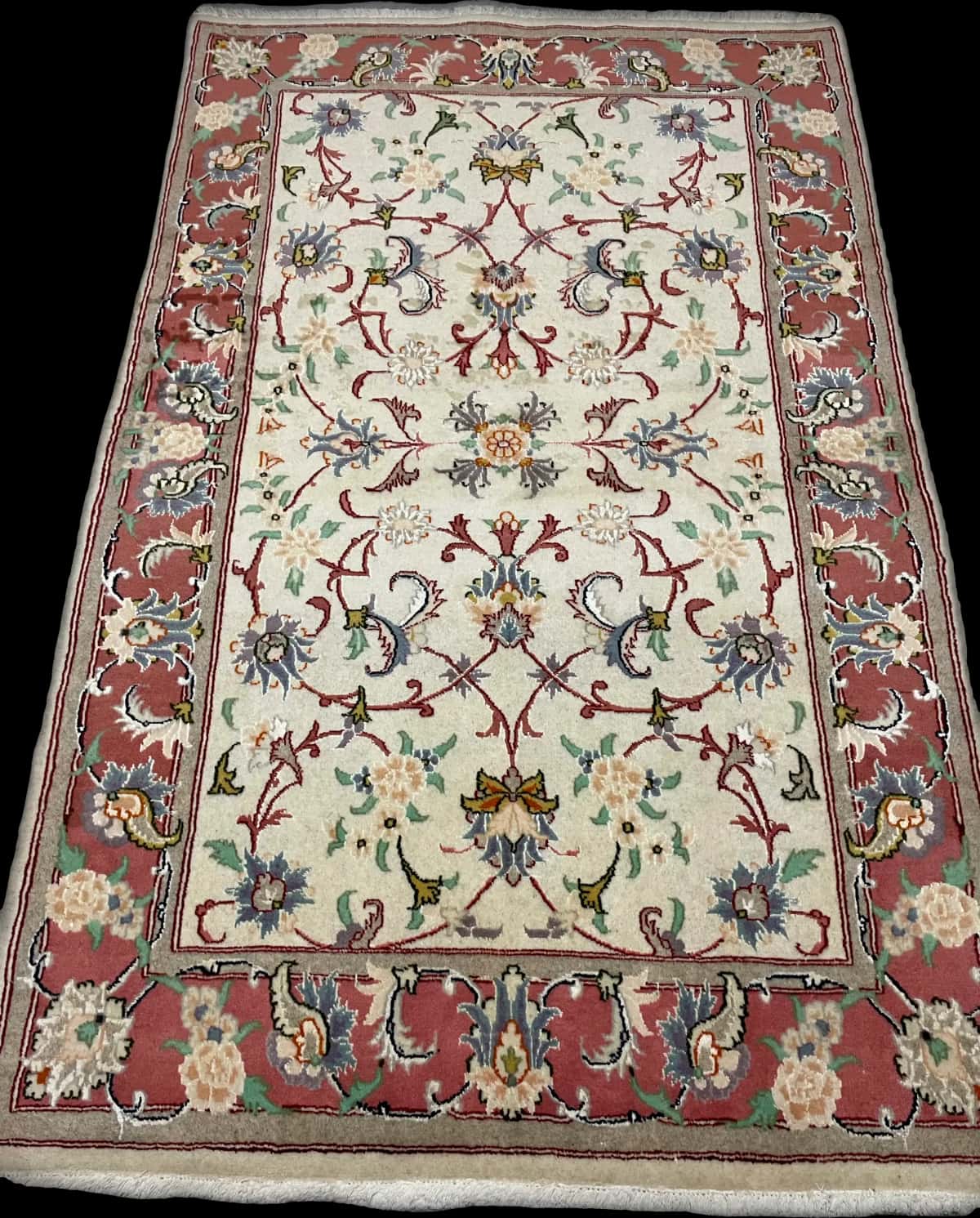 persischer Teppich im Tabriz Stil in den Maßen 195 Zentimeter Länge mal 123 Zentimeter Breite mit überwiegend beige Farben — Perspektive