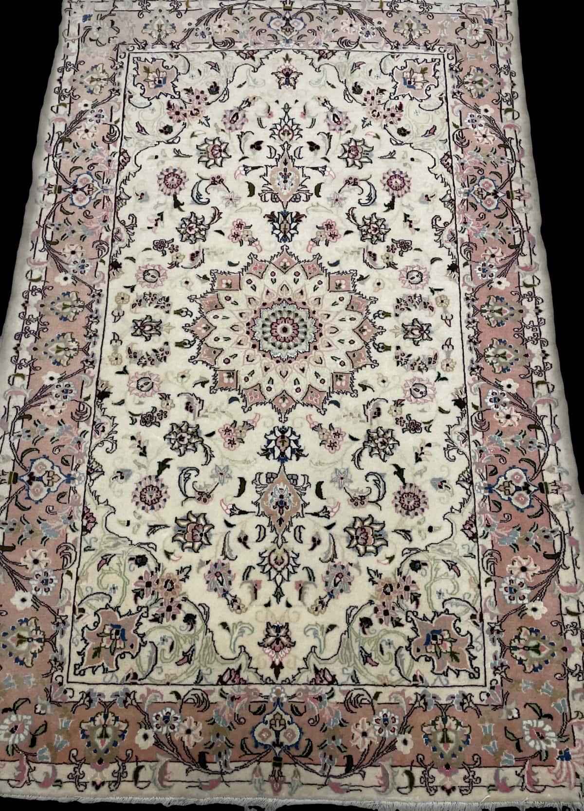 Persian rug of Tabriz style in dimensions 208 centimeters length by 134 centimeters width with mainly beige and pink colors — Perspective
