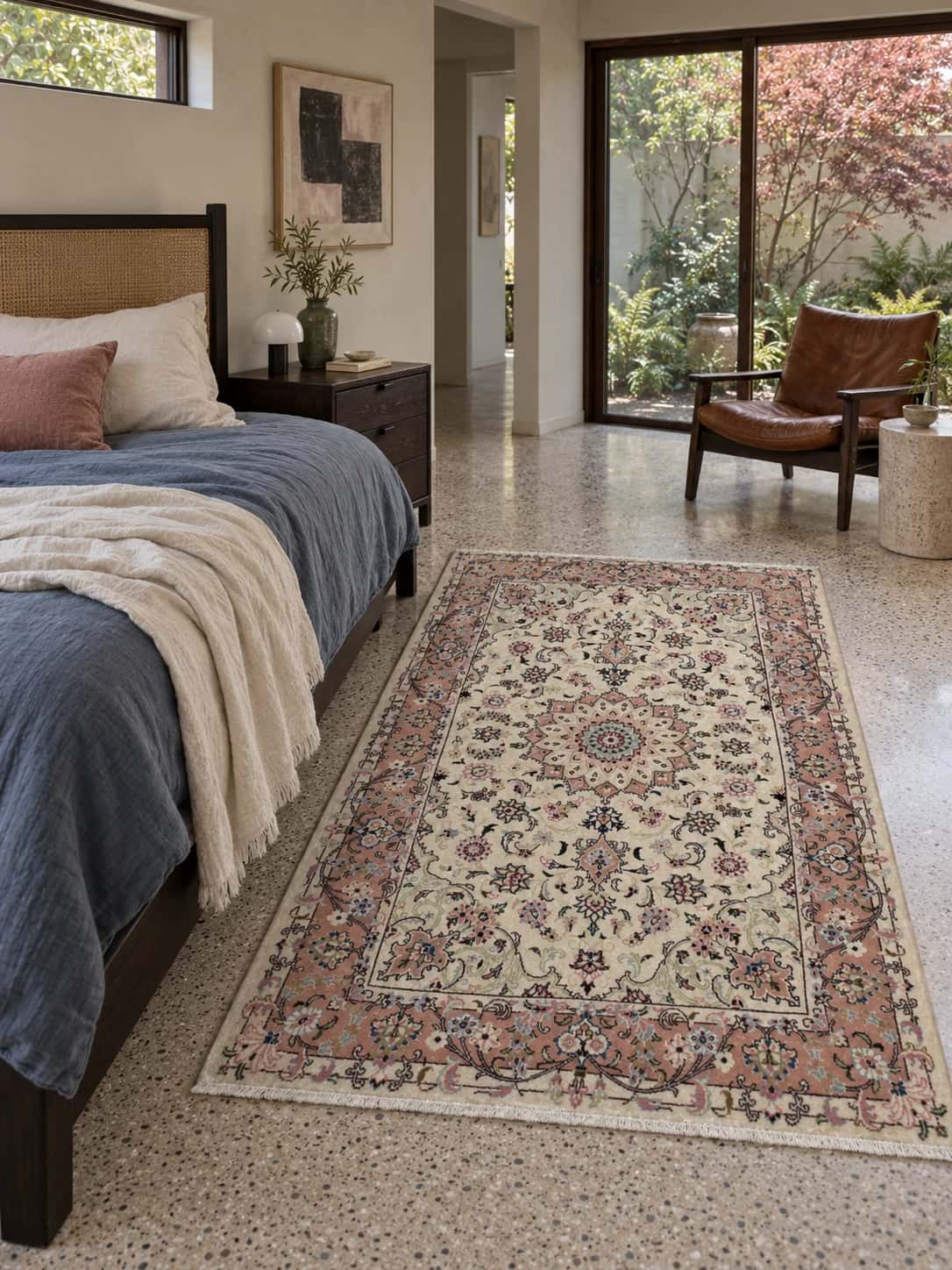 Perserteppich Tabriz, orientalisch, 134x208 cm, überwiegend in Rosa und Weiß — Im Raum