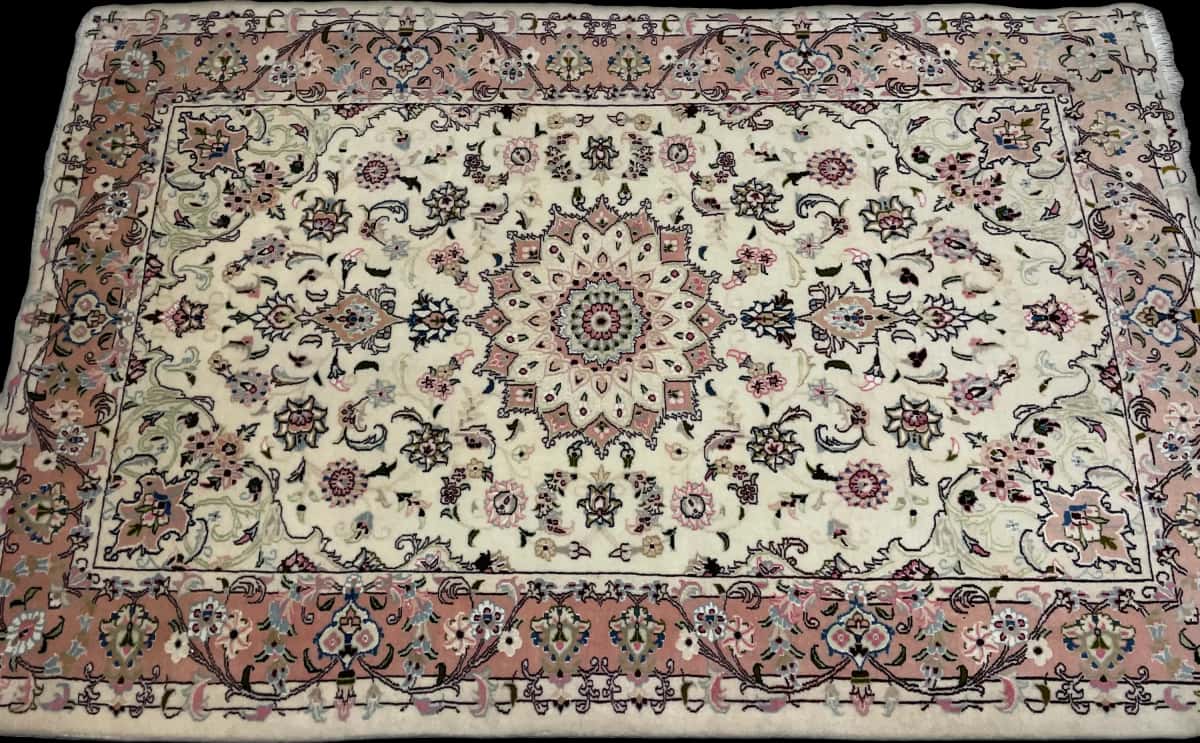 persischer Teppich im Tabriz Stil in den Maßen 208 Zentimeter Länge mal 134 Zentimeter Breite mit überwiegend beige und rosa Farben — Perspektive