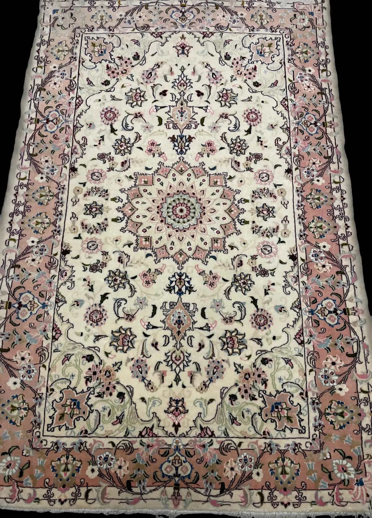 persischer Teppich im Tabriz Stil in den Maßen 208 Zentimeter Länge mal 134 Zentimeter Breite mit überwiegend beige und rosa Farben — Perspektive
