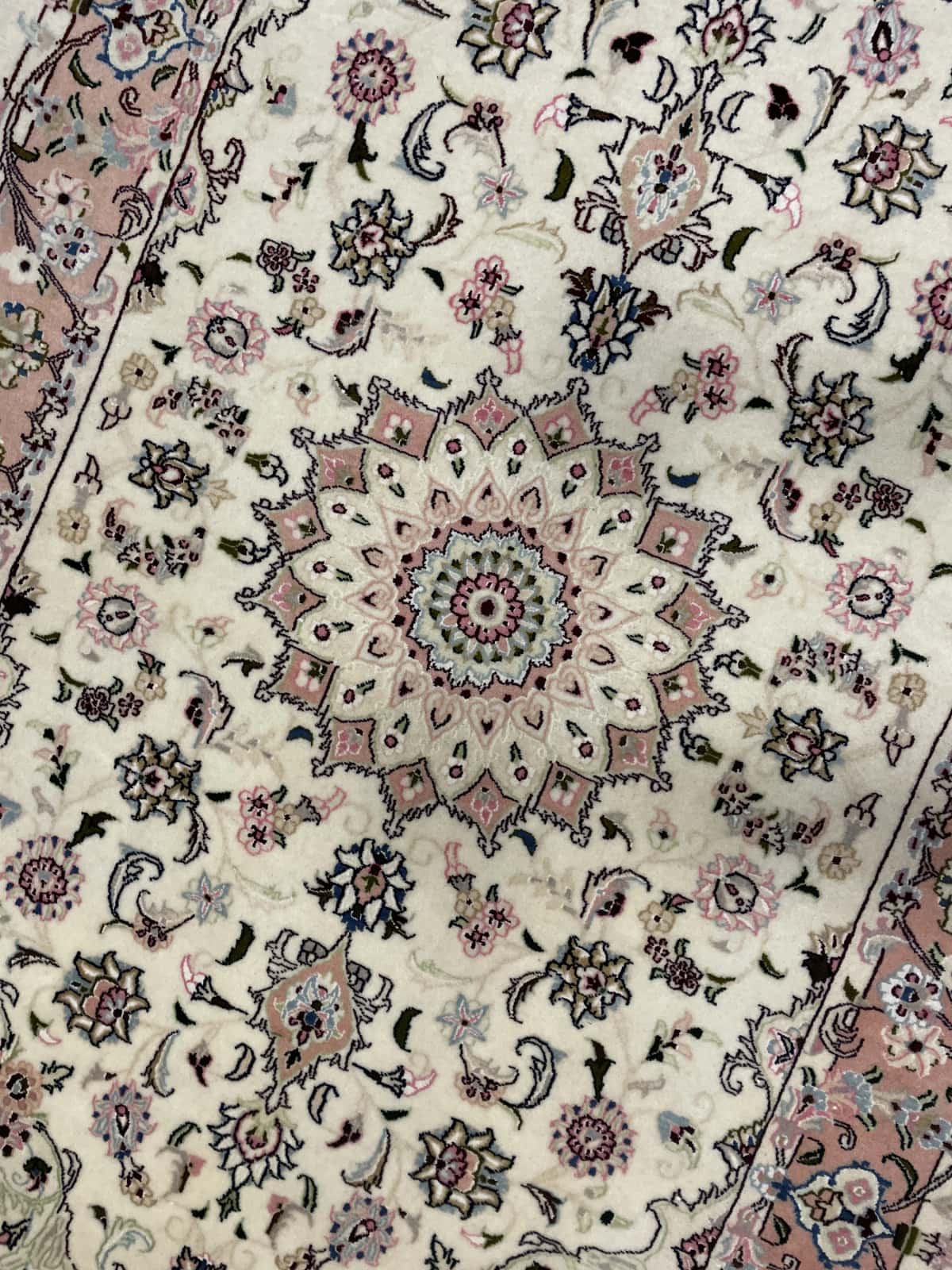 Persian rug of Tabriz style in dimensions 208 centimeters length by 134 centimeters width with mainly beige and pink colors — Perspective