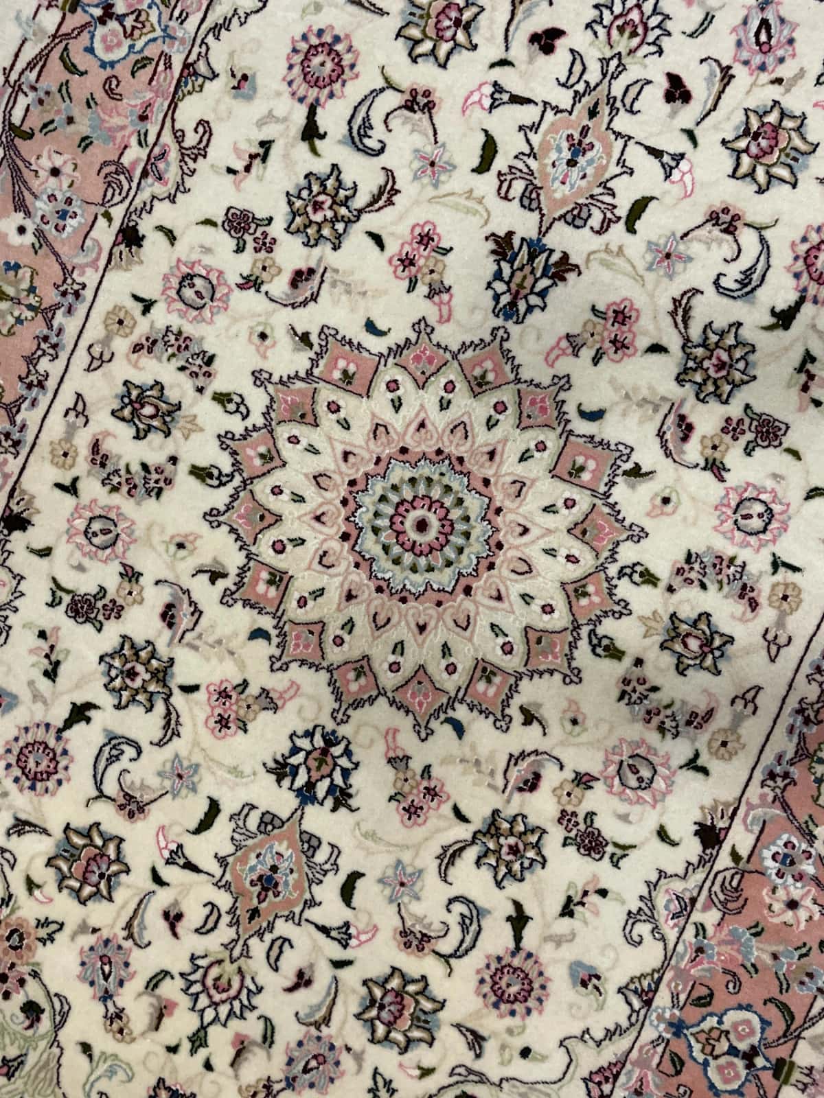 persischer Teppich im Tabriz Stil in den Maßen 208 Zentimeter Länge mal 134 Zentimeter Breite mit überwiegend beige und rosa Farben — Perspektive