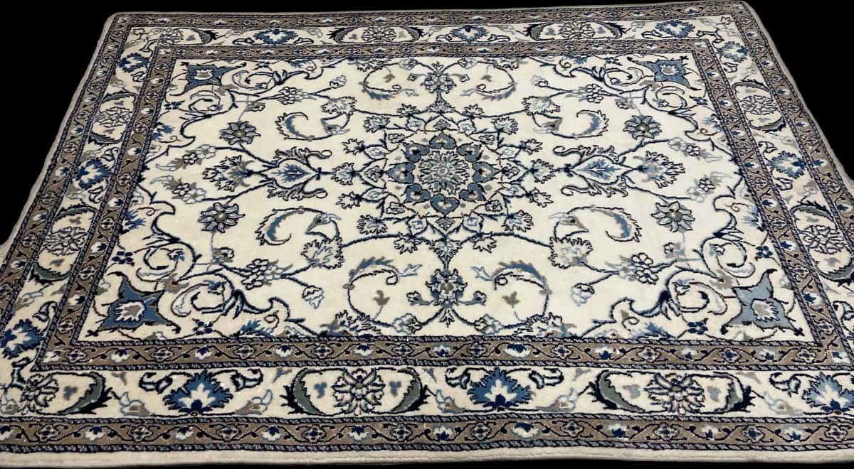 alfombra persa de estilo Nain en dimensiones 202 centímetros de largo por 147 centímetros de ancho con colores principalmente blanco y beige — Perspectiva