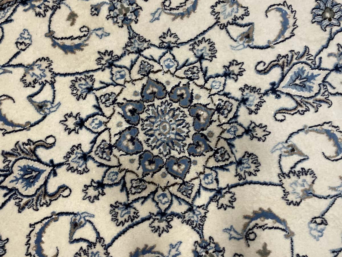 alfombra persa de estilo Nain en dimensiones 202 centímetros de largo por 147 centímetros de ancho con colores principalmente blanco y beige — Primer plano de la textura