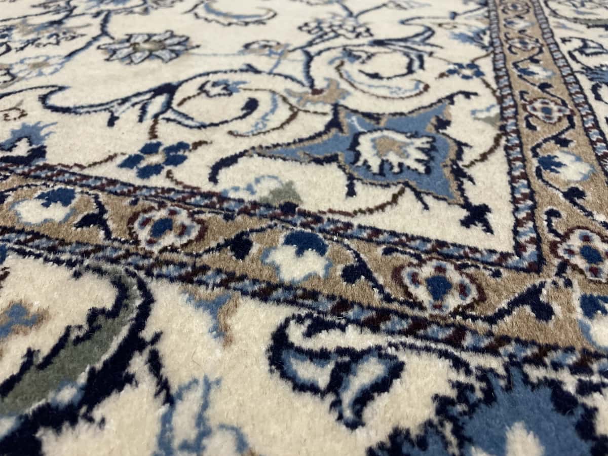 alfombra persa de estilo Nain en dimensiones 202 centímetros de largo por 147 centímetros de ancho con colores principalmente blanco y beige — Primer plano de la textura