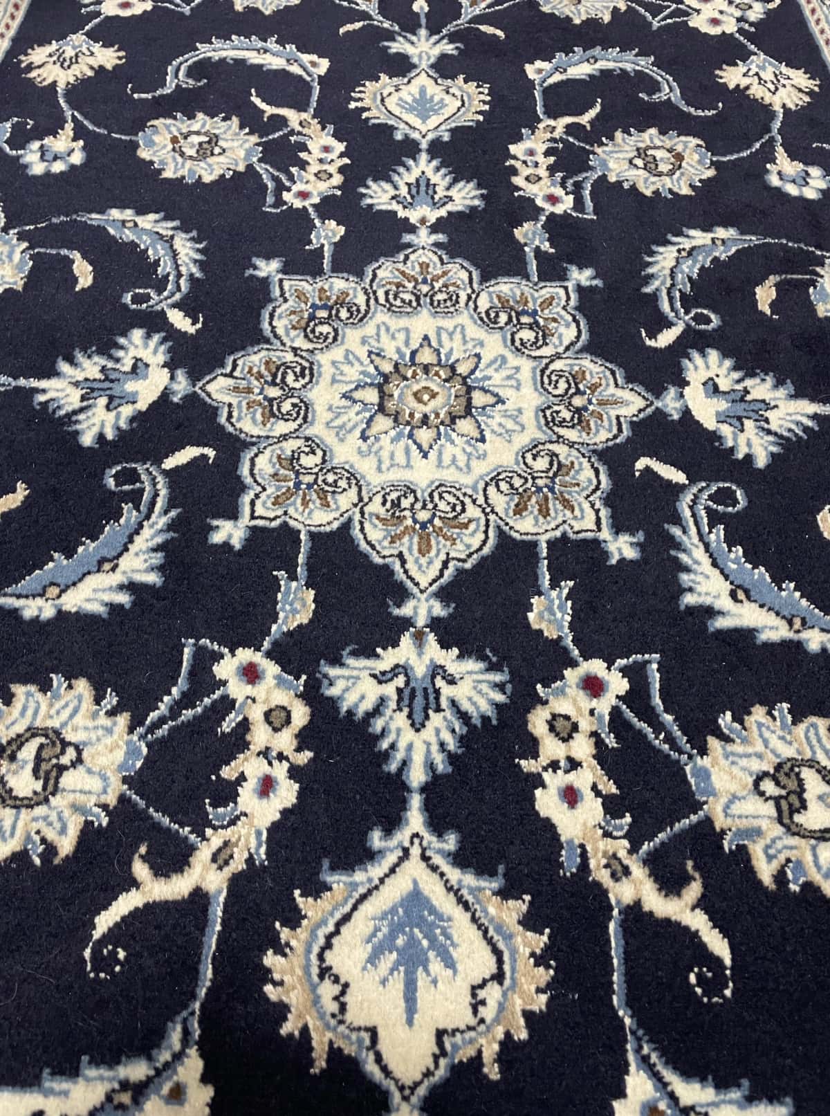 Persian rug of Nain style in dimensions 150 centimeters length by 98 centimeters width with mainly blue colors — Perspective