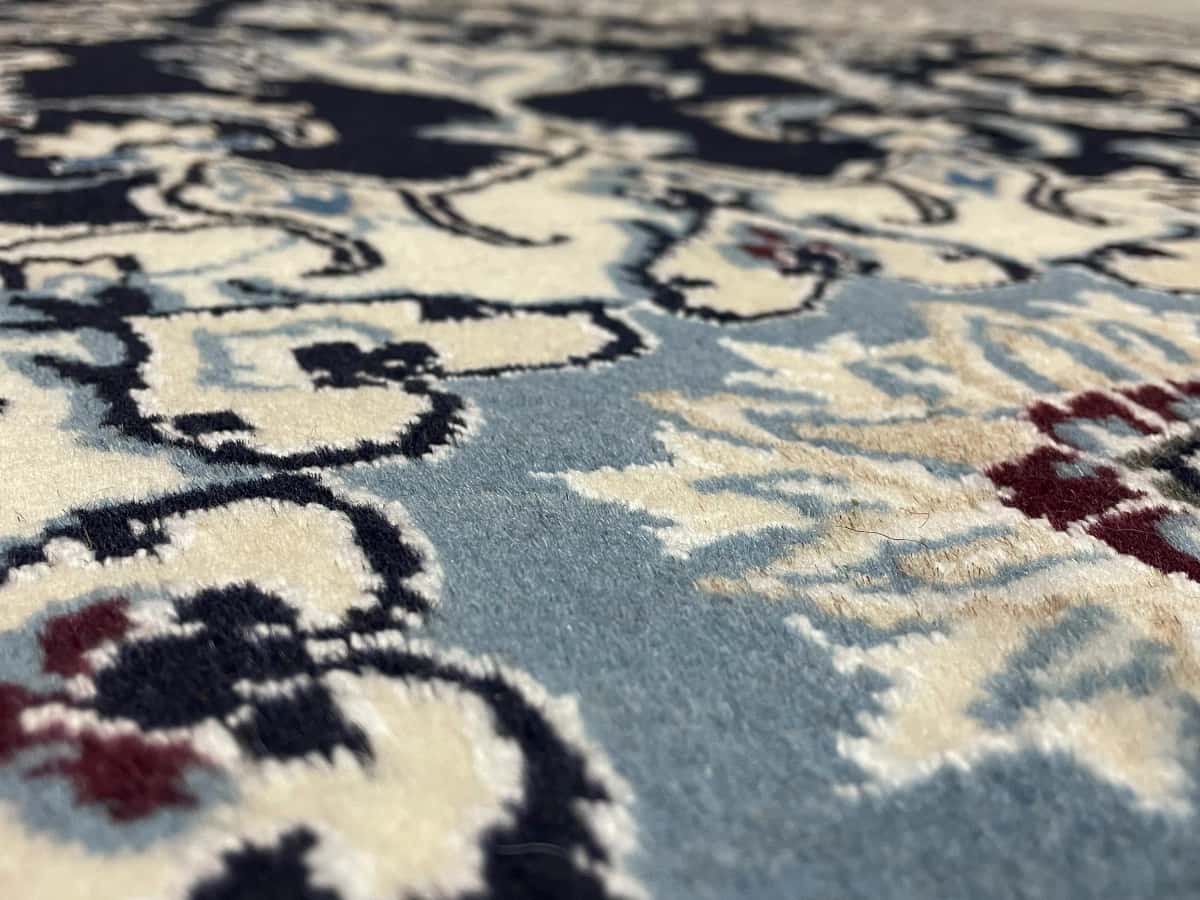 persischer Teppich im Nain Stil in den Maßen 204 Zentimeter Länge mal 125 Zentimeter Breite mit überwiegend blau Farben — Nahaufnahme der Textur