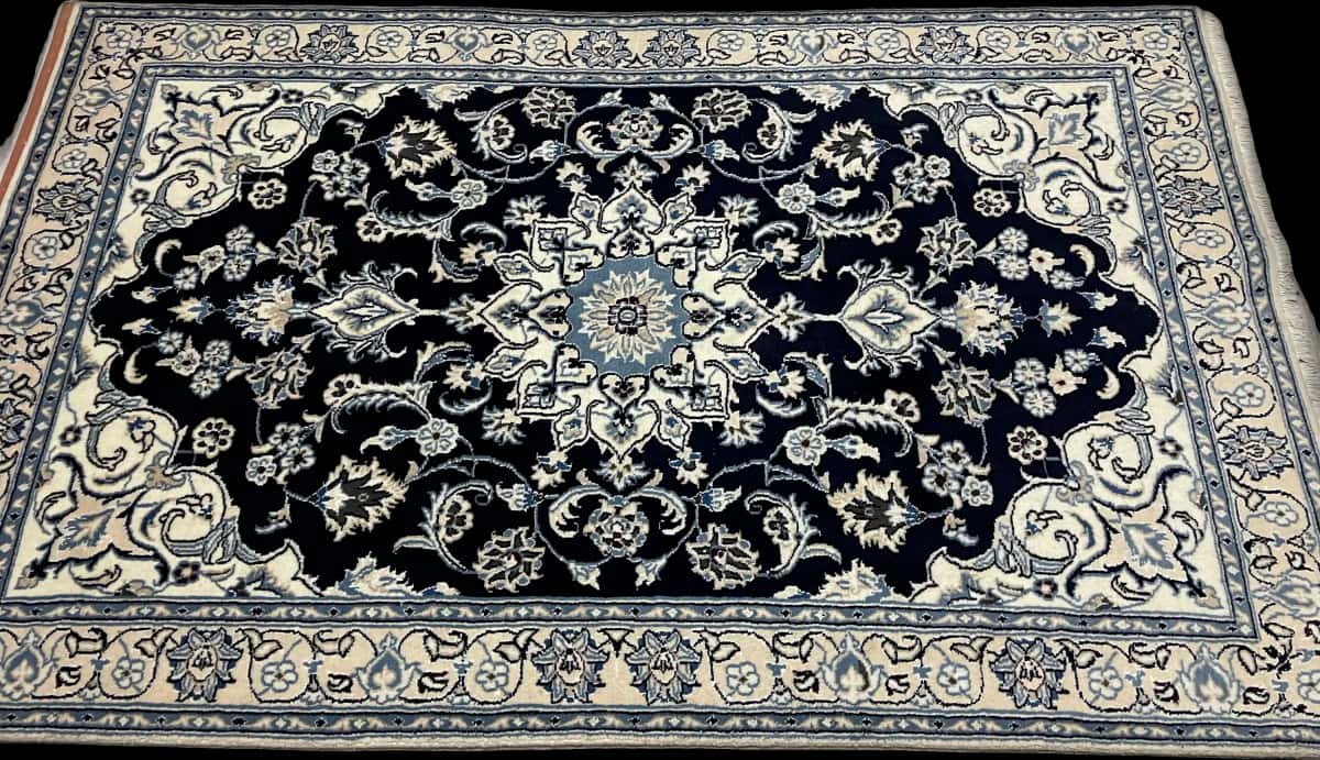 persischer Teppich im Nain Stil in den Maßen 204 Zentimeter Länge mal 125 Zentimeter Breite mit überwiegend blau Farben — Perspektive