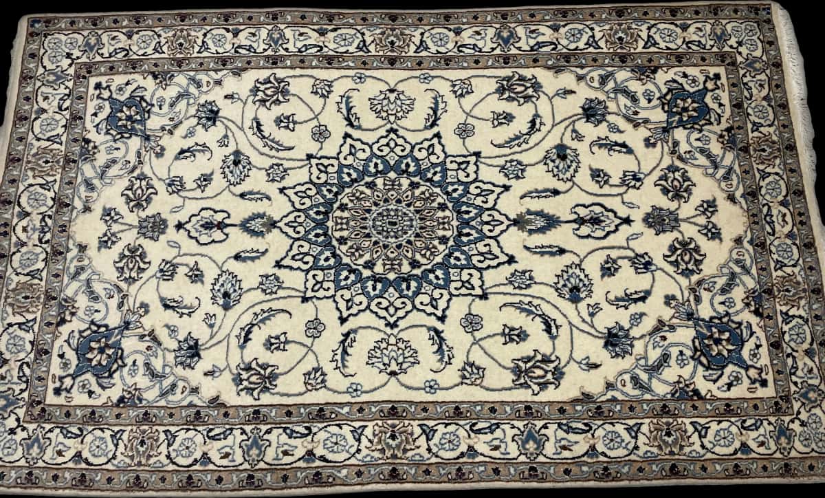 persischer Teppich im Nain Stil in den Maßen 202 Zentimeter Länge mal 120 Zentimeter Breite mit überwiegend beige und blau Farben — Perspektive