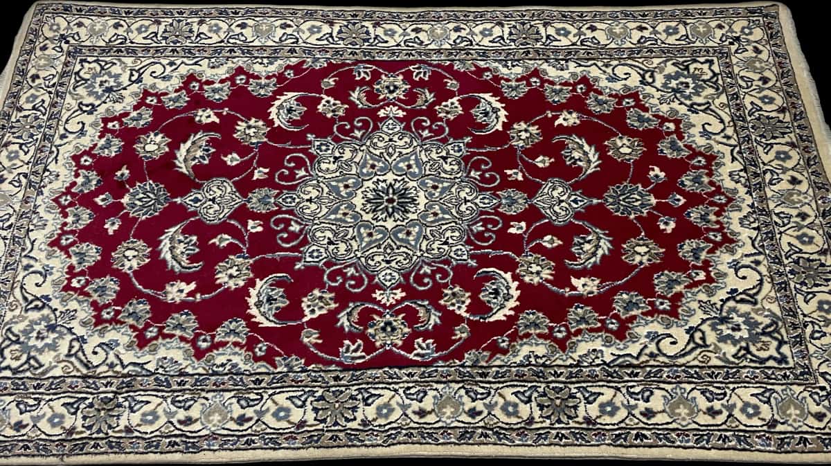 Persian rug of Nain style in dimensions 205 centimeters length by 117 centimeters width with mainly red colors — Perspective