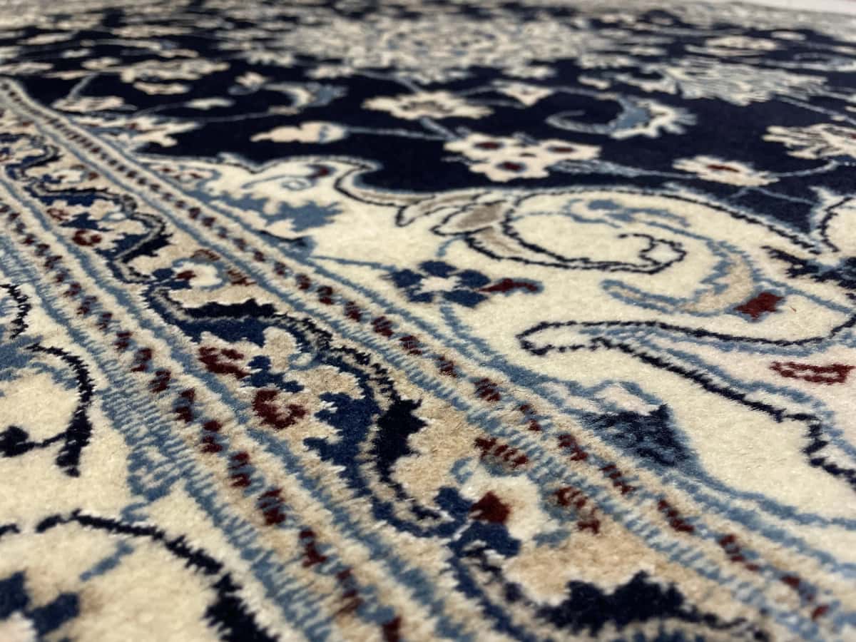 Persian rug of Nain style in dimensions 204 centimeters length by 148 centimeters width with mainly blue colors — Texture close-up
