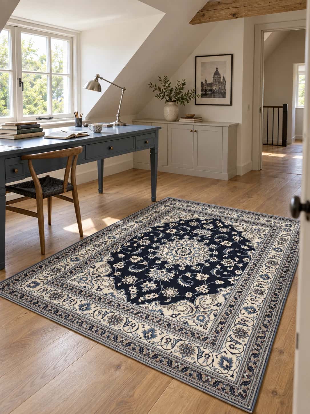 Alfombra persa Nain, floral, 148x204 cm, principalmente en azul y blanco — En una habitación