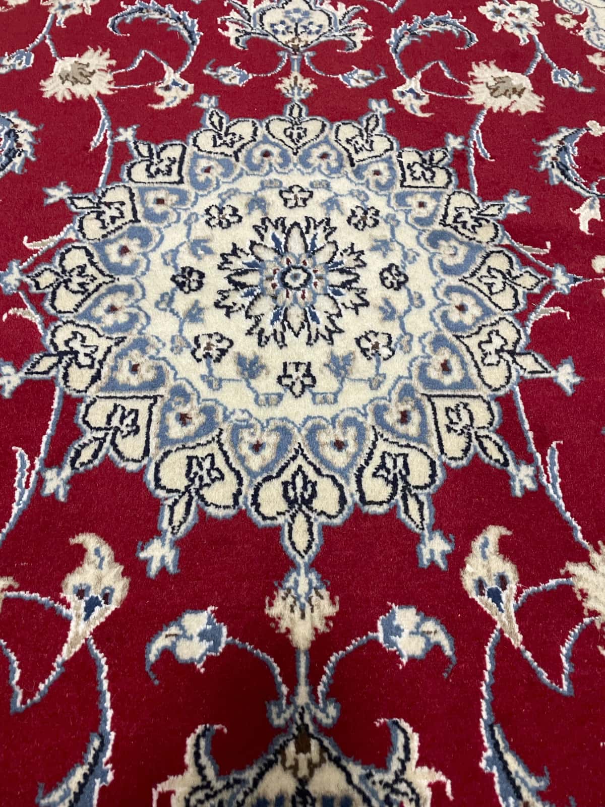 alfombra persa de estilo Nain en dimensiones 200 centímetros de largo por 118 centímetros de ancho con colores principalmente rojo — Primer plano de la textura