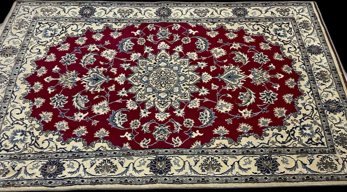Persian rug of Nain style in dimensions 195 centimeters length by 115 centimeters width with mainly red colors — Perspective