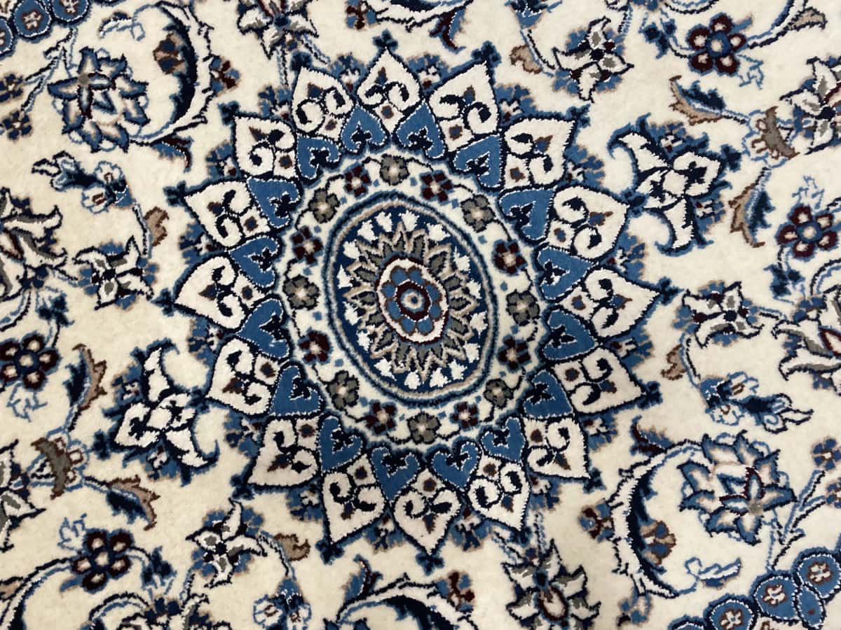 Persian rug of Nain style in dimensions 212 centimeters length by 148 centimeters width with mainly beige and blue colors — Texture close-up