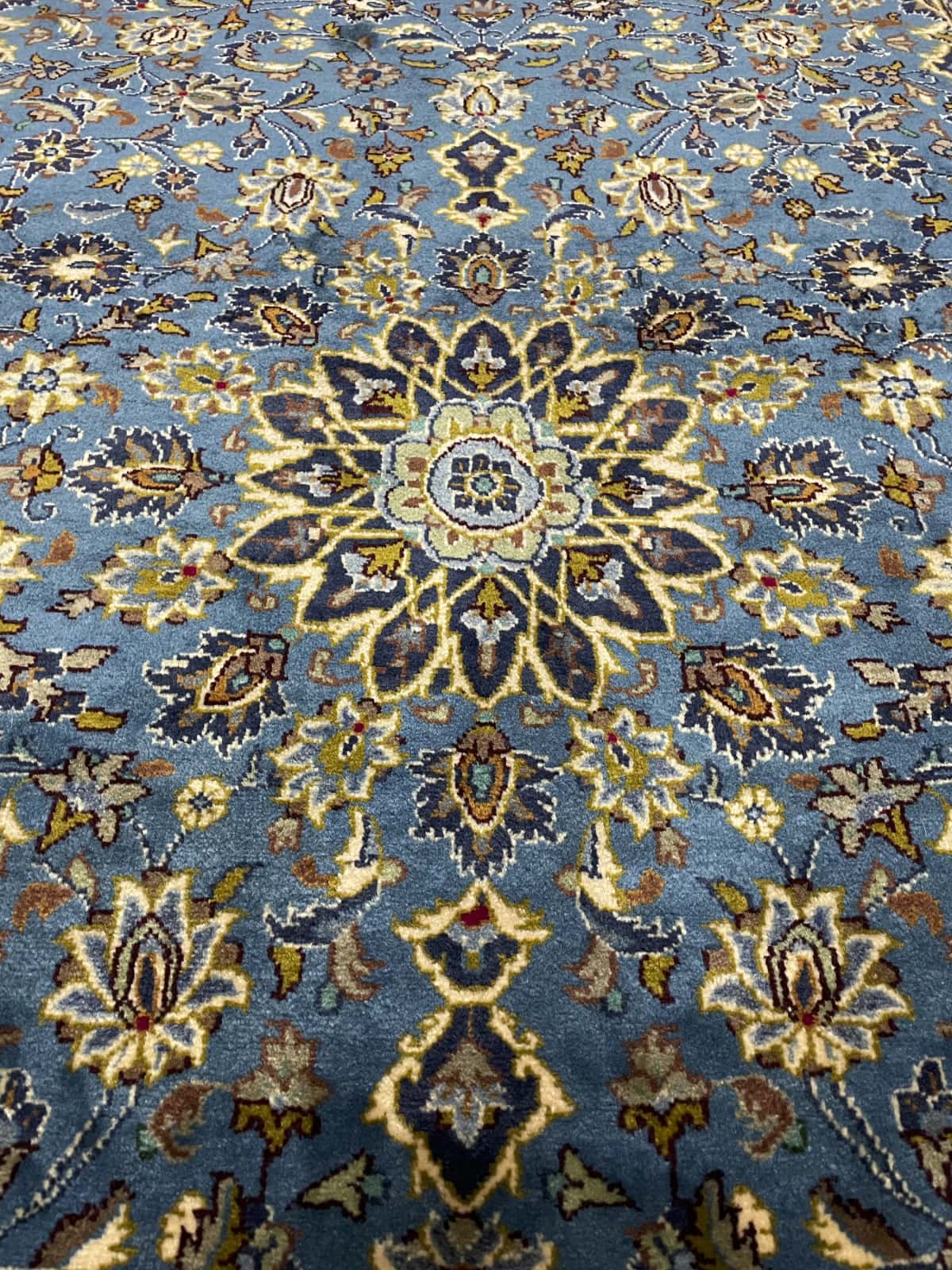 Persian rug of Kashmar style in dimensions 186 centimeters length by 126 centimeters width with mainly blue colors — Perspective