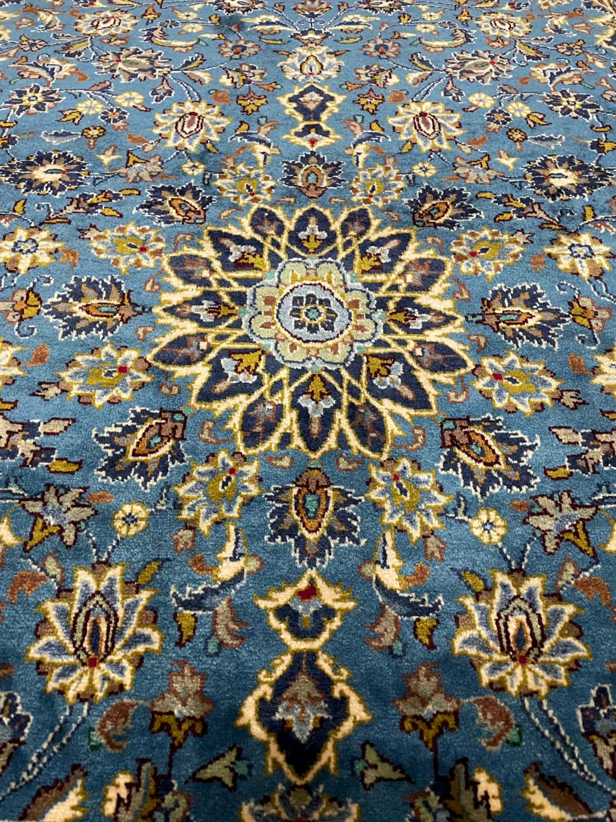 Persian rug of Kashmar style in dimensions 186 centimeters length by 126 centimeters width with mainly blue colors — Perspective