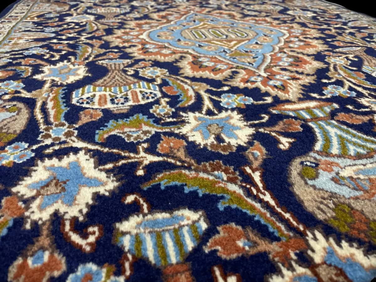 persischer Teppich im Kashmar Stil in den Maßen 183 Zentimeter Länge mal 107 Zentimeter Breite mit überwiegend blau und schwarz Farben — Nahaufnahme der Textur