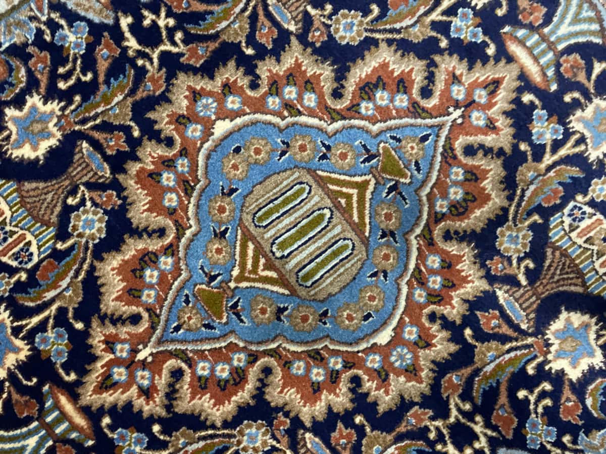 persischer Teppich im Kashmar Stil in den Maßen 183 Zentimeter Länge mal 107 Zentimeter Breite mit überwiegend blau und schwarz Farben — Nahaufnahme der Textur