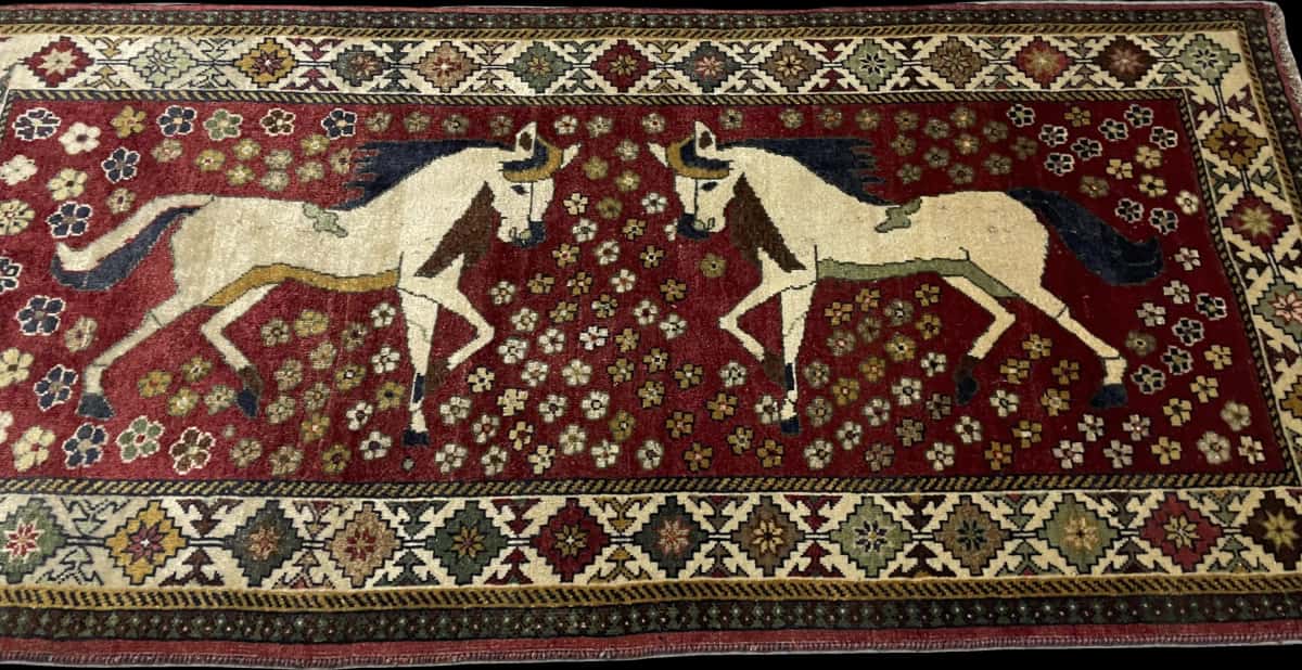 alfombra persa de estilo gabbeh en dimensiones 203 centímetros de largo por 96 centímetros de ancho con colores principalmente rojo — Perspectiva