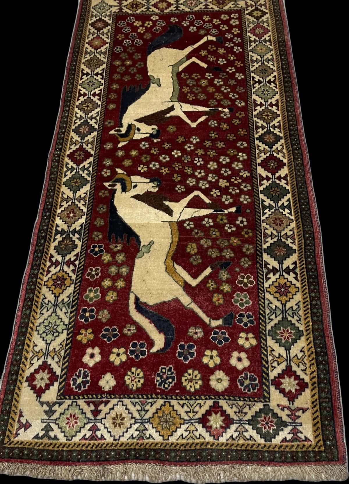 alfombra persa de estilo gabbeh en dimensiones 203 centímetros de largo por 96 centímetros de ancho con colores principalmente rojo — Perspectiva
