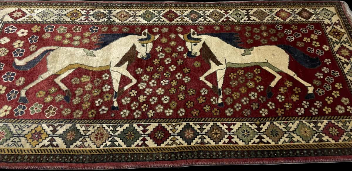 alfombra persa de estilo gabbeh en dimensiones 203 centímetros de largo por 96 centímetros de ancho con colores principalmente rojo — Perspectiva