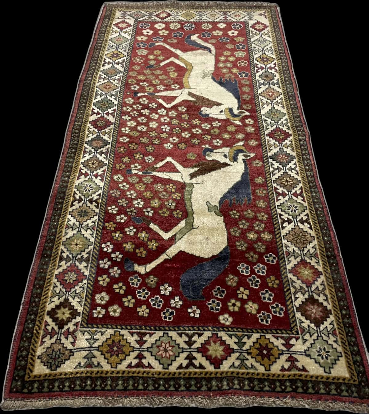 alfombra persa de estilo gabbeh en dimensiones 203 centímetros de largo por 96 centímetros de ancho con colores principalmente rojo — Perspectiva