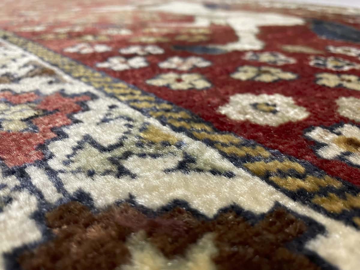 alfombra persa de estilo gabbeh en dimensiones 203 centímetros de largo por 96 centímetros de ancho con colores principalmente rojo — Primer plano de la textura