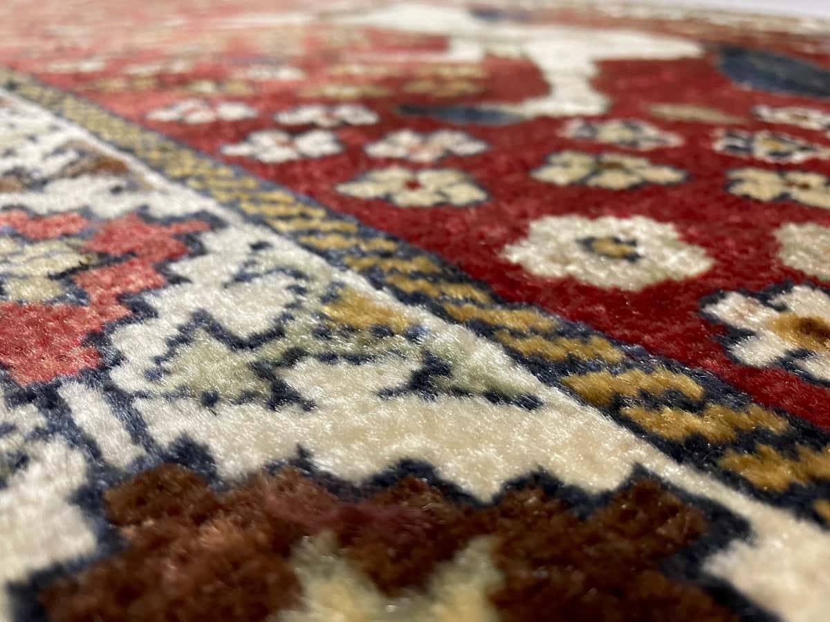 alfombra persa de estilo gabbeh en dimensiones 203 centímetros de largo por 96 centímetros de ancho con colores principalmente rojo — Primer plano de la textura