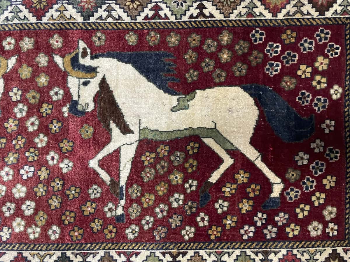 alfombra persa de estilo gabbeh en dimensiones 203 centímetros de largo por 96 centímetros de ancho con colores principalmente rojo — Primer plano de la textura