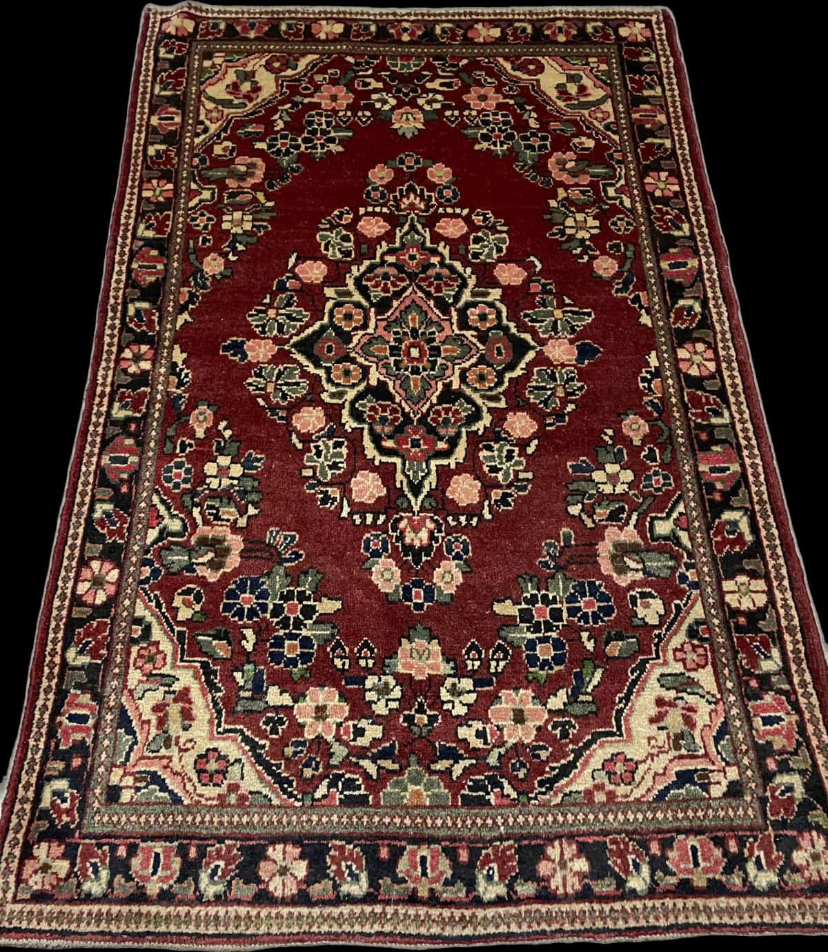 Persian rug of Arak style in dimensions 204 centimeters length by 126 centimeters width with mainly red colors — Perspective