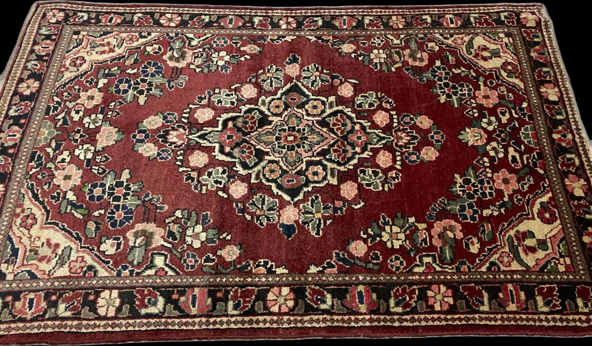 Persian rug of Arak style in dimensions 204 centimeters length by 126 centimeters width with mainly red colors — Perspective