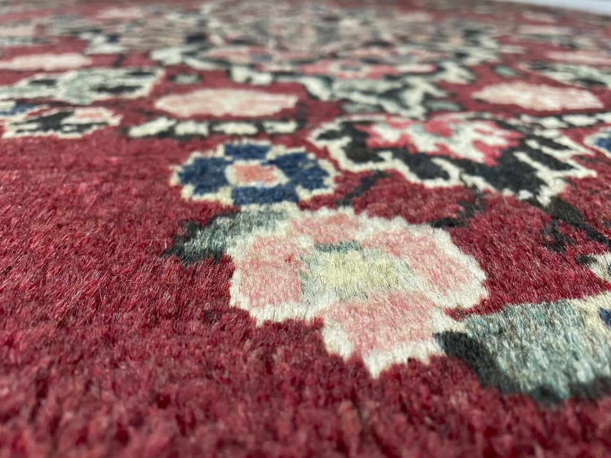 Persian rug of Arak style in dimensions 204 centimeters length by 126 centimeters width with mainly red colors — Texture close-up