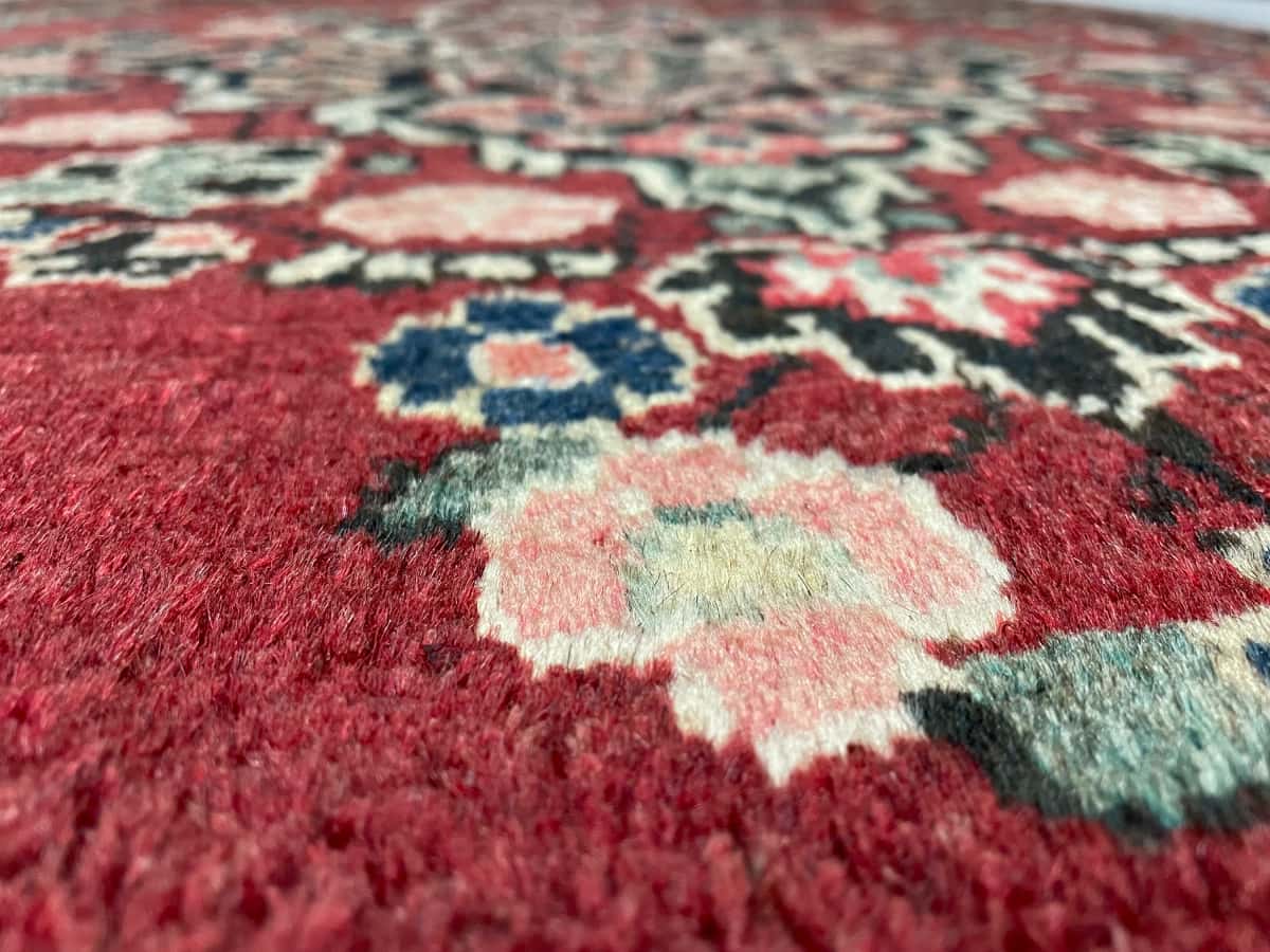 persischer Teppich im Arak Stil in den Maßen 204 Zentimeter Länge mal 126 Zentimeter Breite mit überwiegend rot Farben — Nahaufnahme der Textur