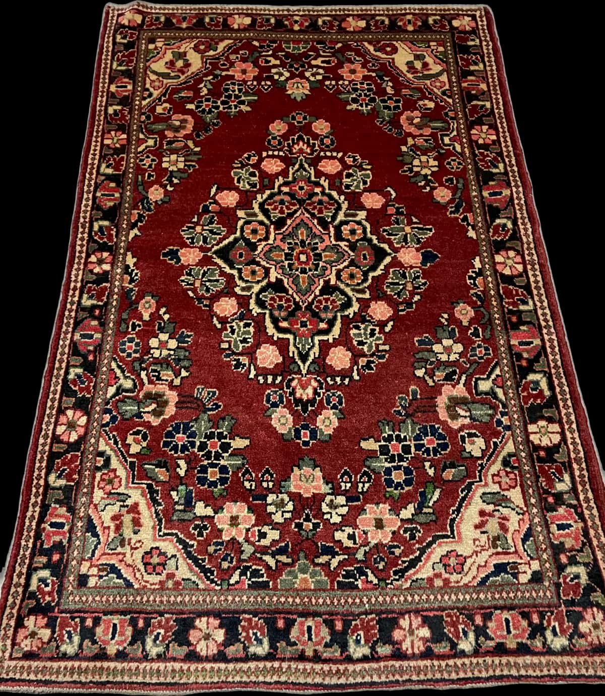 persischer Teppich im Arak Stil in den Maßen 204 Zentimeter Länge mal 126 Zentimeter Breite mit überwiegend rot Farben — Perspektive