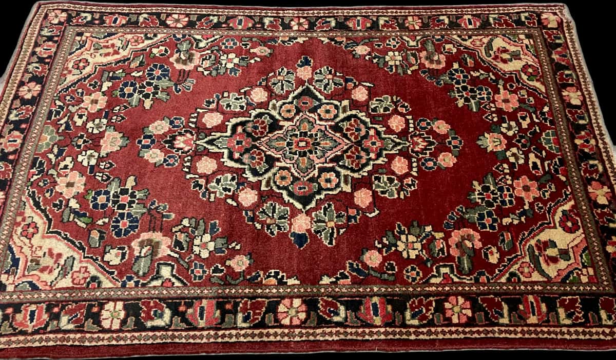 persischer Teppich im Arak Stil in den Maßen 204 Zentimeter Länge mal 126 Zentimeter Breite mit überwiegend rot Farben — Perspektive
