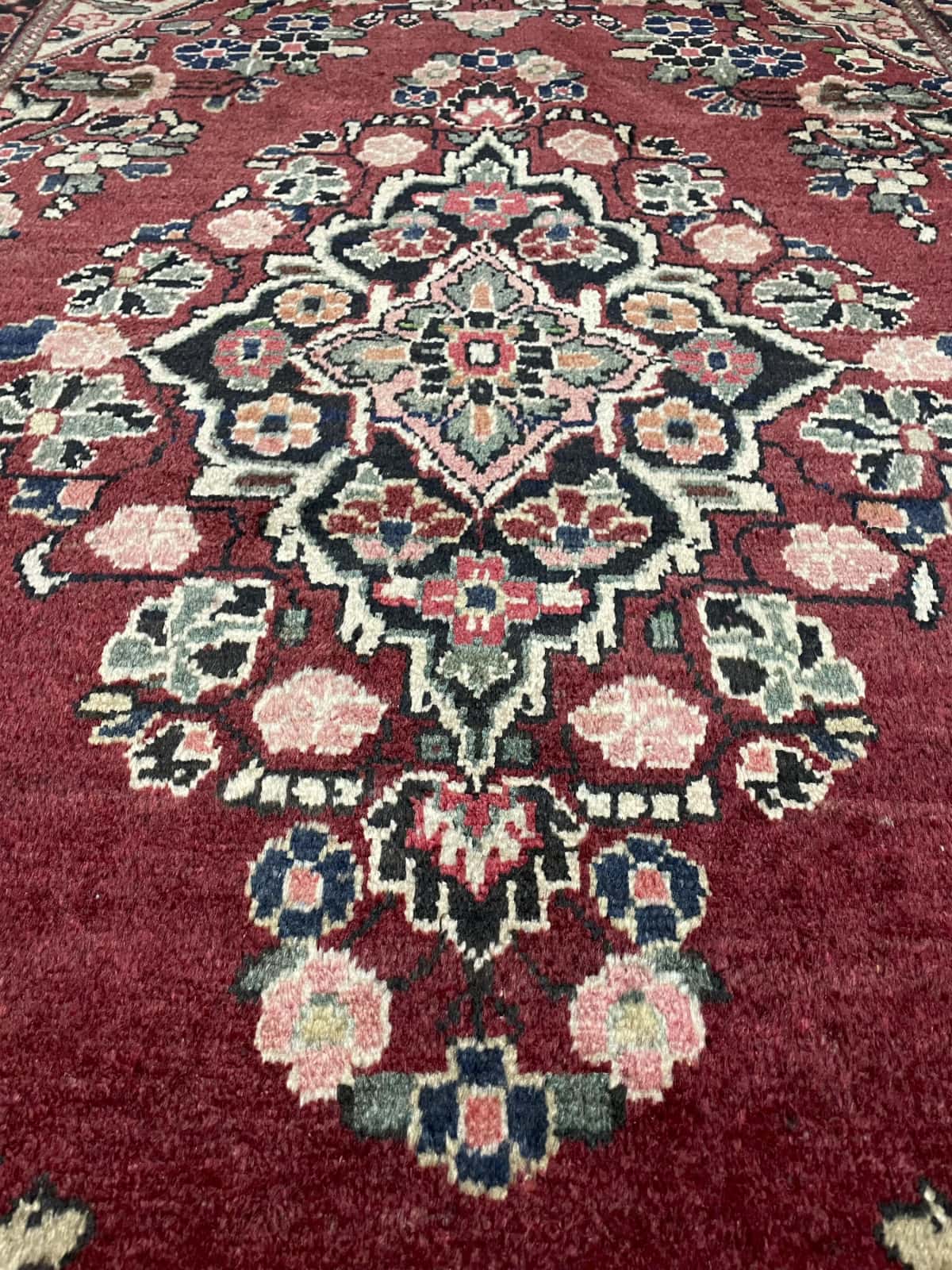 Persian rug of Arak style in dimensions 204 centimeters length by 126 centimeters width with mainly red colors — Perspective